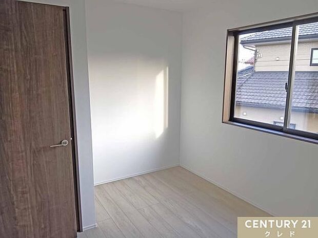 【洋室5.5帖】窓から爽やかな風が通り抜け、健やかな環境を保つことができます。どのインテリアにもマッチしやすいシンプルな内装。