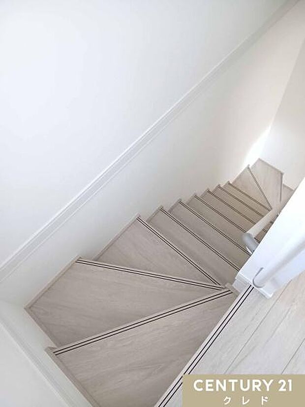 【手すり付き階段】手すりの付いた階段は転倒などの事故防止につながります。荷物を持っているときなど、階段の昇り降りの負担も少なく、ご年配の方や小さなお子様も安心です！