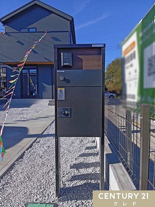 【宅配ボックス】不在時にも荷物の受け取りが可能な宅配ボックス！荷物の受け取りが難しい人や、ネットショッピングを利用する人には嬉しい設備ですね！外出中でも荷物を受け取れるので安心です。