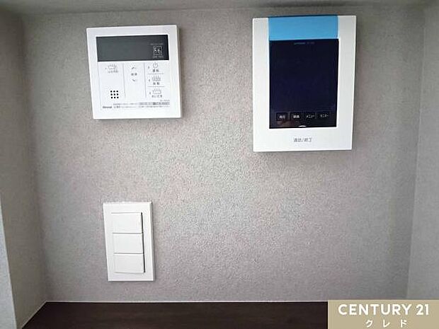 【追い焚き機能・TVモニター付きのインターホン】スイッチ1つで一定量の湯を浴槽に張ったり、保温や追い焚きをすることができます。室内から一目で来客を確認できる安心の防犯設備です。