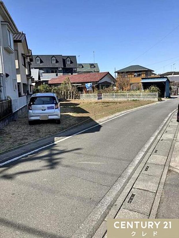 「イオンタウン毛呂山」まで徒歩5分。商業施設や教育機関も徒歩圏内に充実した、子育て家族にオススメの住環境です。