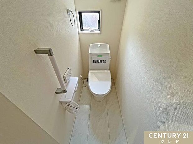 使い勝手の良い温水洗浄便座に、手洗い一体型タンクを備えたトイレ。窓付きで明るく、換気もしやすい空間で、日常的に清潔を保てます。