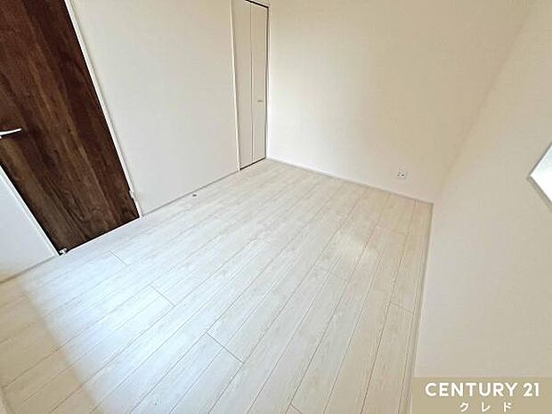【洋室6帖】バルコニーに面した大きな窓からたっぷりと光が入り、室内に明るさと開放感をもたらします。シンプルな白基調のお部屋はどのインテリアにも馴染みやすく、自分色に染められます。
