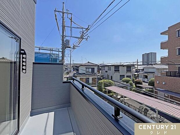 バルコニーからの眺望です。見晴らしが良く、心地よい風が吹き抜ける空間で天気の良い日には心をリフレッシュできますね。