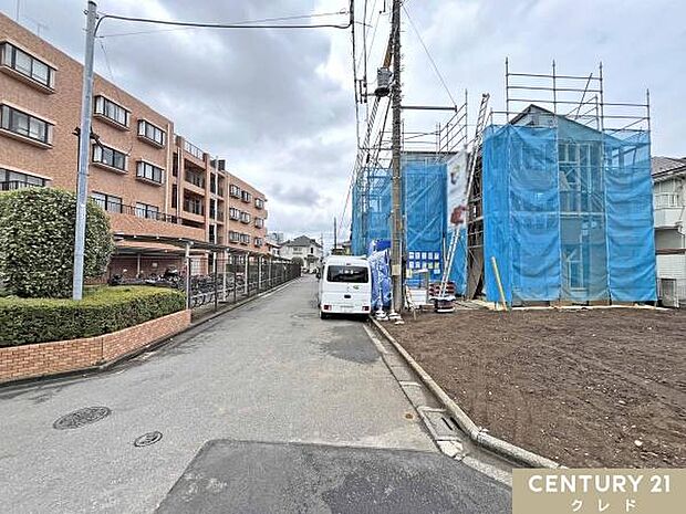 東武東上線「若葉」駅まで徒歩11分。藤小・中学校まで徒歩15分の距離でお子様も無理なく通えます。