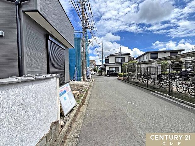 東武東上線「若葉」駅まで徒歩11分。藤小・中学校まで徒歩15分の距離でお子様も無理なく通えます。