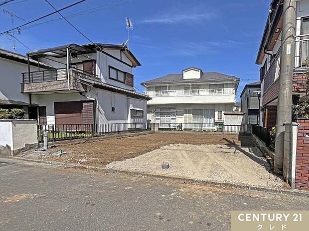 青空の下、造成が完了しました。これから建築がスタートします。2026年7月頃完成予定！