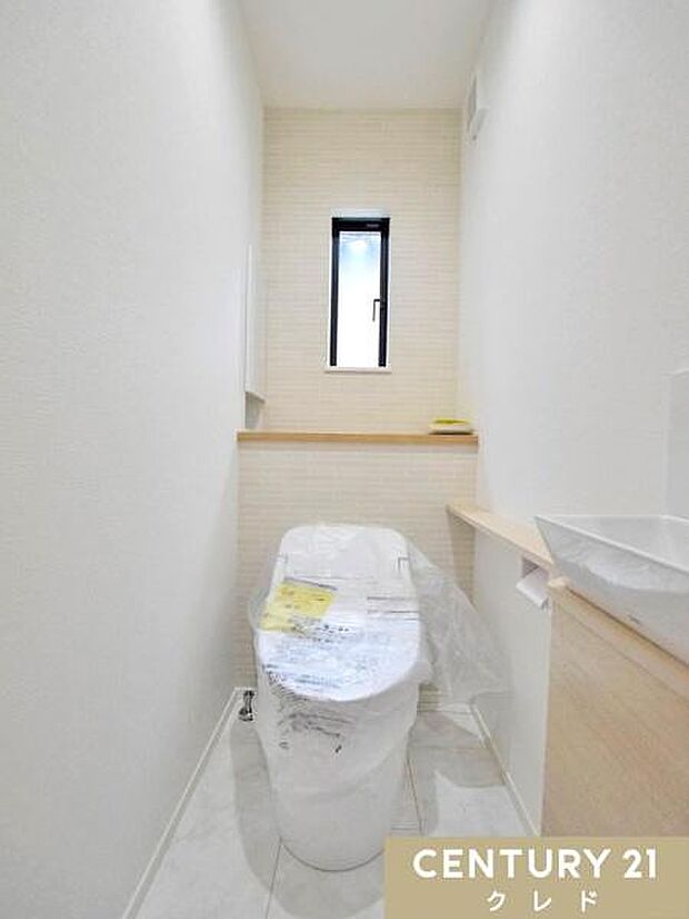 明るく爽やかな印象のトイレです。温水洗浄便座付きで毎日快適。便利な独立型の手洗い器付きで、来客時もスマートにお使いいただけます。
