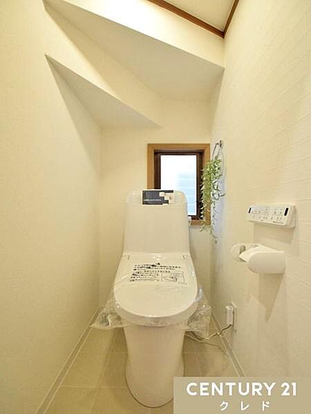 窓から自然光が入り、明るく爽やかな印象のトイレです。温水洗浄便座付きで毎日快適。お手入れもしやすく、清潔な状態を保ちやすいのも魅力です。