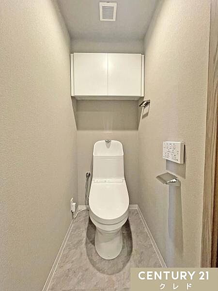明るく爽やかな印象のトイレです。温水洗浄便座付きで毎日快適。壁面には収納を備え、ペーパーや掃除道具などの備品もスッキリ収納できます。