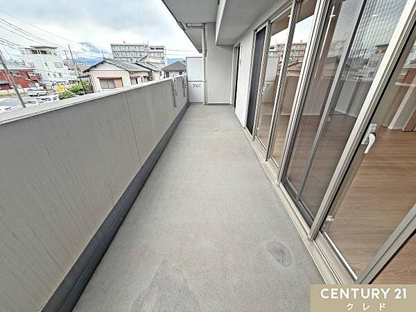 2つの部屋が繋がる、陽当り良好な南向きワイドバルコニー。椅子を置いてくつろいだり、プランターでガーデニングを楽しんだりと、多目的に使えるゆとりの空間です。