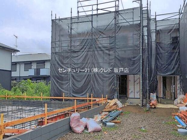 上棟が完了し、建物の全体像が見えてきました。現在はブルーシートで養生を行いながら工事を進めています。
