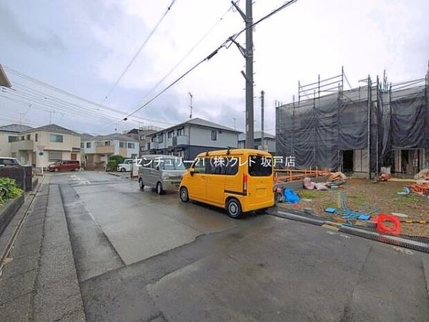 道路から奥まった旗竿地のため、人目が気になりにくく静かで落ち着いた住環境です。駐車場は全棟2台分確保。来客時はもちろん、将来お子様が免許取得時に便利ですね。