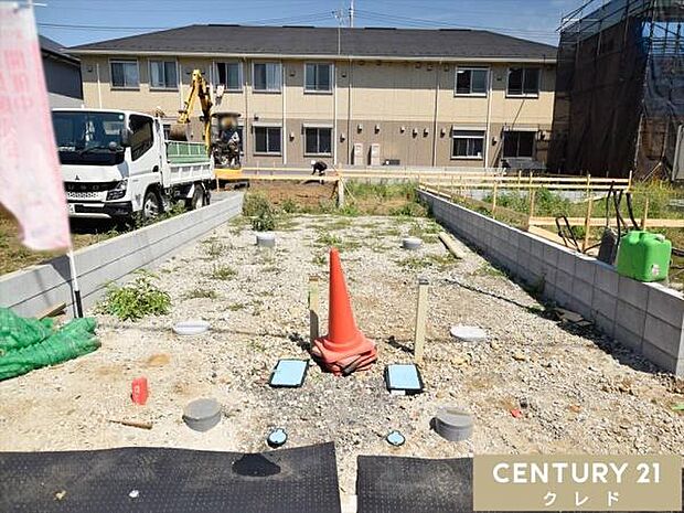道路から奥まった旗竿地のため、人目が気になりにくく静かで落ち着いた住環境です。駐車場は全棟2台分確保。来客時はもちろん、将来お子様が免許取得時に便利ですね。