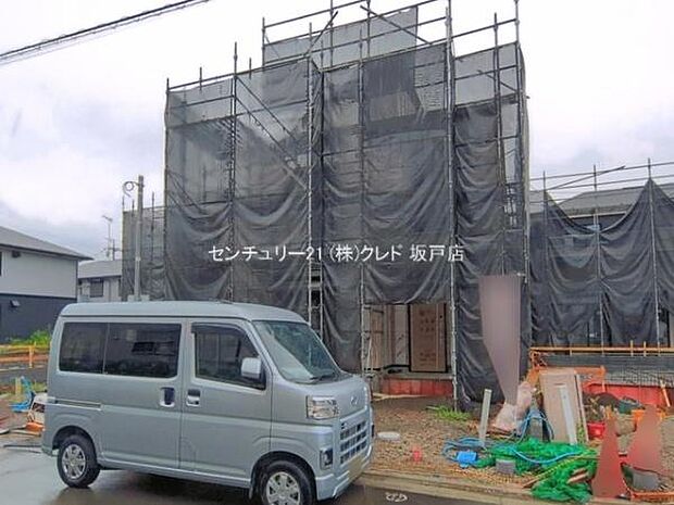 上棟が完了し、建物の全体像が見えてきました。現在はブルーシートで養生を行いながら工事を進めています。