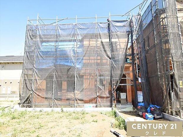上棟し、建物の全体像が見えてきました。間取りはゆとりの3SLDK!大容量のWIC付きで、お部屋をスッキリ保てます。