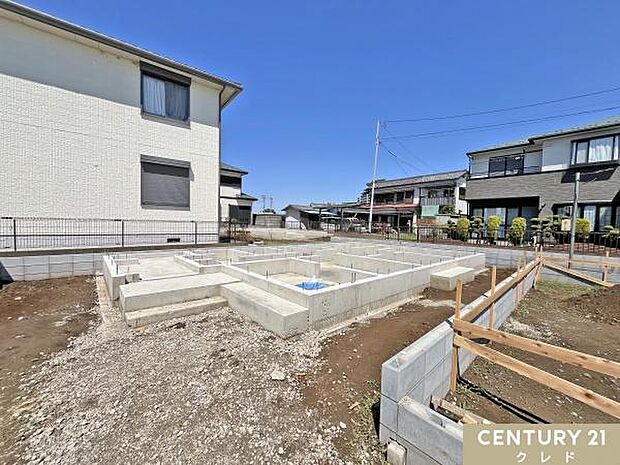 東武東上線「坂戸」駅から徒歩11分の立地に佇む全6棟の新築分譲住宅。3号棟はただいま基礎の段階です。