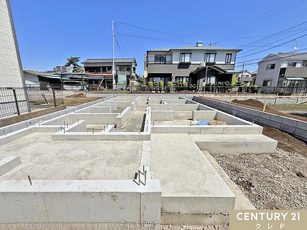地盤調査を行った後に、家の面積と同じ大きさの基礎を作ることでしっかりと家を支えます。完成すれば地震に強い4LDKの新邸が建ちます。
