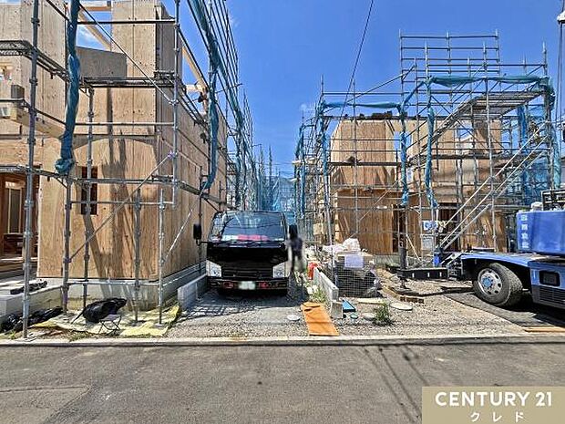 坂戸市仲町に佇む全6棟の新築分譲住宅。現在木工事の最中です。工事が進むにつれて、3（4）LDKとしても使用可能な柔軟性のある間取りが完成します。
