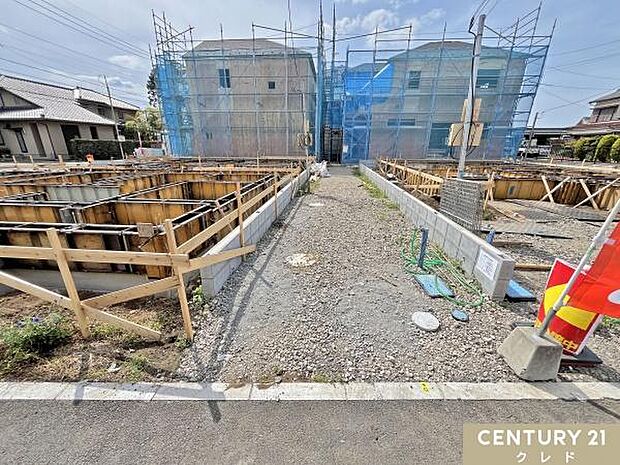 国が定めた住宅性能評価制度の6項目で最も高い等級を取得した新築分譲住宅全6棟。3号棟は基礎の工事が進められています。