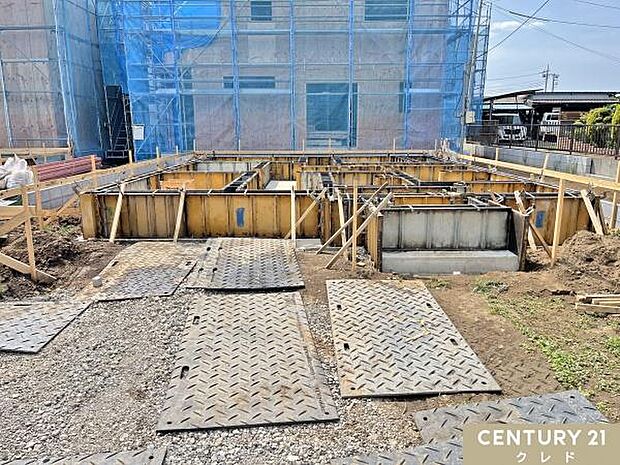 現在基礎の状態です。地盤調査を行った後に、家の面積と同じ大きさの基礎を作ることでしっかりと家を支えます。