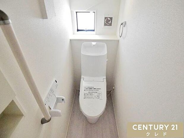 明るく爽やかな印象のトイレです。温水洗浄便座付きで毎日快適。お手入れもしやすく、清潔な状態を保ちやすいのも魅力です。