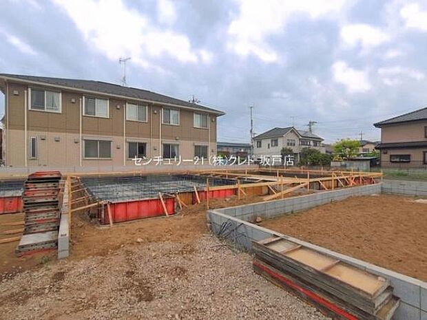 道路から奥まった旗竿地のため、人目が気になりにくく静かで落ち着いた住環境です。駐車場は全棟2台分確保。来客時はもちろん、将来お子様が免許取得時に便利ですね。