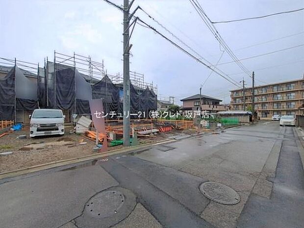 道路から奥まった旗竿地のため、人目が気になりにくく静かで落ち着いた住環境です。駐車場は全棟2台分確保。来客時はもちろん、将来お子様が免許取得時に便利ですね。