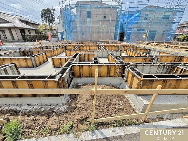 現在基礎の状態です。地盤調査を行った後に、家の面積と同じ大きさの基礎を作ることでしっかりと家を支えます。