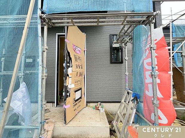 玄関にはドアが付いていました。室内では壁紙、床材、設備機器取り付けなど、室内の細かい作業を行っています。