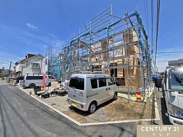 坂戸市仲町に佇む全6棟の新築分譲住宅。現在木工事の最中です。工事が進むにつれて、2WICにSCの付いた収納豊富な3LDKの間取りが完成していきます。