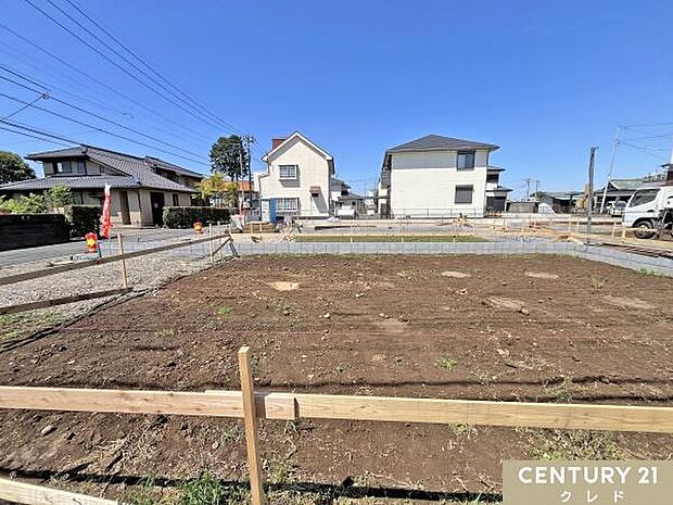 只今更地の状態です。しっかりとした基礎をつくるために敷地内の状態を整え、強い土台をつくる準備段階です。