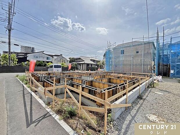 国が定めた住宅性能評価制度の6項目で最も高い等級を取得した新築分譲住宅全6棟。角地に佇む4号棟は基礎の工事が進められています。