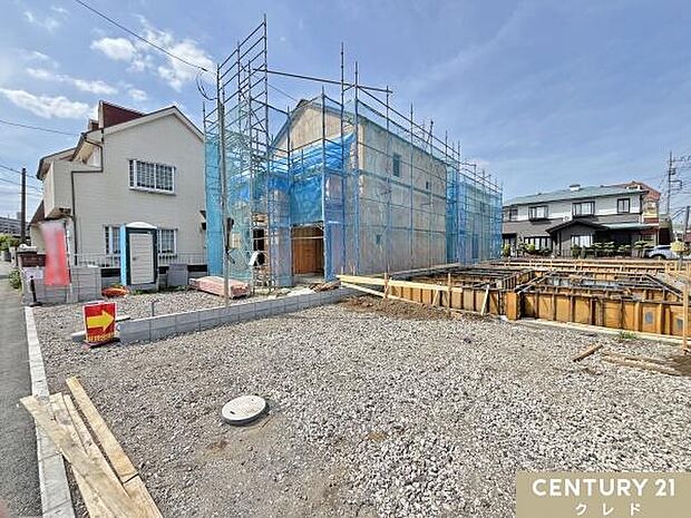 現在基礎の状態です。地盤調査を行った後に、家の面積と同じ大きさの基礎を作ることでしっかりと家を支えます。