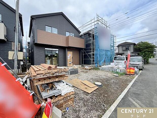 玄関にはドアが付いていました。室内では壁紙、床材、設備機器取り付けなど、室内の細かい作業を行っています。