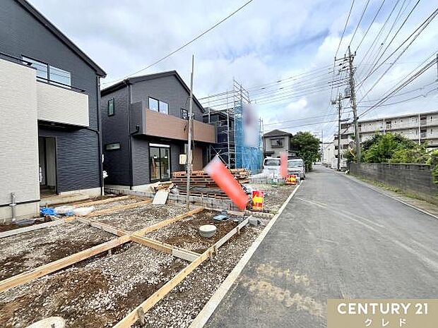 玄関にはドアが付いていました。室内では壁紙、床材、設備機器取り付けなど、室内の細かい作業を行っています。