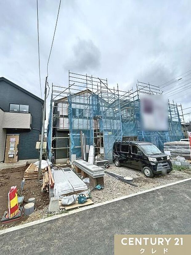 お住まいの耐久性・デザイン性を左右する外壁材が取り付けられました。風雨や紫外線に強く、長期間にわたり建物を保護します。