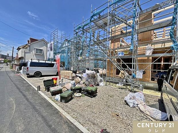 坂戸市仲町に佇む全6棟の新築分譲住宅。現在木工事の最中です。工事が進むにつれて、パントリー、SC付きの3（4）LDKとしても使用可能な柔軟性のある間取りが完成します。