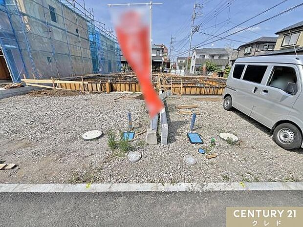 国が定めた住宅性能評価制度の6項目で最も高い等級を取得した新築分譲住宅全6棟。5号棟は基礎の工事が進められています。