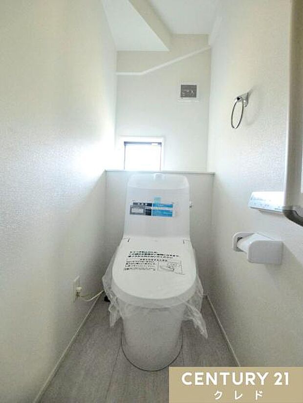 明るく爽やかな印象のトイレです。温水洗浄便座付きで毎日快適。お手入れもしやすく、清潔な状態を保ちやすいのも魅力です。