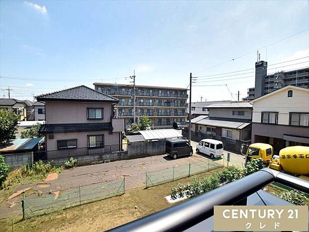バルコニーからの眺望です。晴れた日には青空が広がり、心地よい風に包まれながら、ゆったりとした時間をお過ごしいただけます。