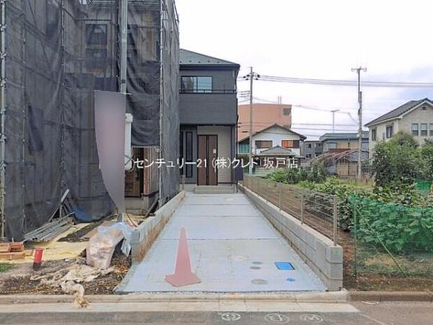 東武東上線「新河岸」駅徒歩12分。区画整理された美しい街並みに佇む全10棟。南東6ｍ公道に面した陽当りの良い立地で、開放感と暮らしやすさを兼ね備えた住環境です。