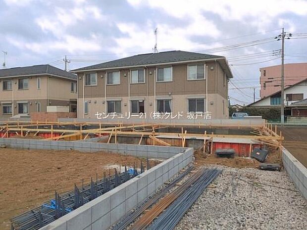 道路から奥まった旗竿地のため、人目が気になりにくく静かで落ち着いた住環境です。駐車場は全棟2台分確保。来客時はもちろん、将来お子様が免許取得時に便利ですね。