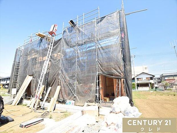 上棟し、建物の全体像が見えてきました。実際のお部屋に差し込む光の入り方や、窓からの風通しなどを現地でご確認いただけます。ぜひ一度ご見学ください。