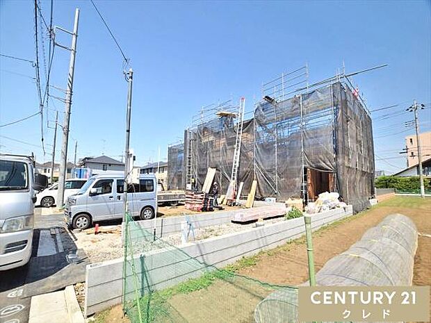 東武東上線「新河岸」駅徒歩12分。全10棟の新しい街並みが誕生します。同世代のご家族が集う、安心のビッグコミュニティ。南東側6ｍ公道に面しており、陽当たり良好で開放感たっぷりな住環境です。