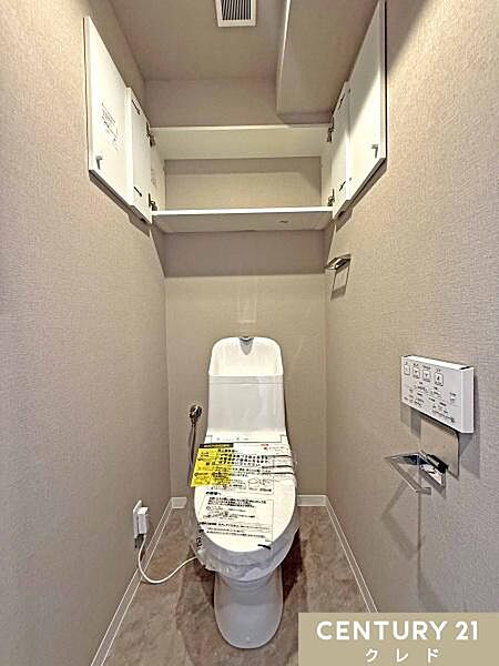 使い勝手の良い温水洗浄便座に、手洗い一体型タンクを備えたトイレ。上部には吊戸棚を備え、掃除道具もすっきり片付き、清潔感を保てます。