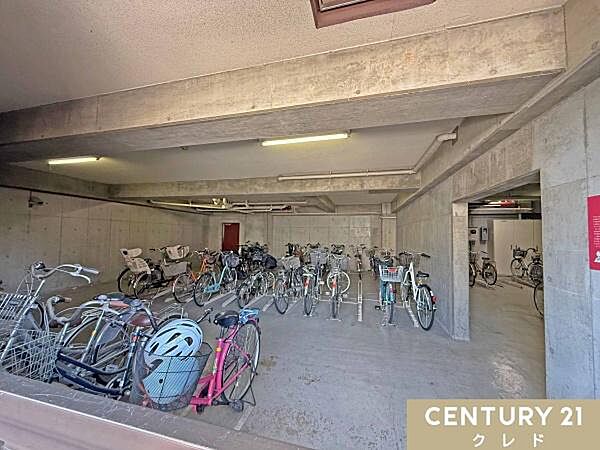 【駐輪場・バイク置場】通勤・通学などでお使いのご家族も駐輪場・バイク置場をご利用いただけます。屋根の付いた駐輪スペースは雨などによる錆から自転車を守ります。