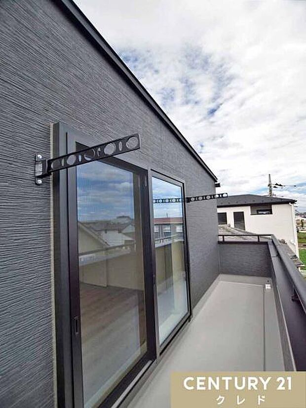 周辺に日光を遮る高い建物がなく陽当り良好！洗濯物も乾かしやすく、家事時短にもつながります。お部屋にも明るい光を届けてくれます。