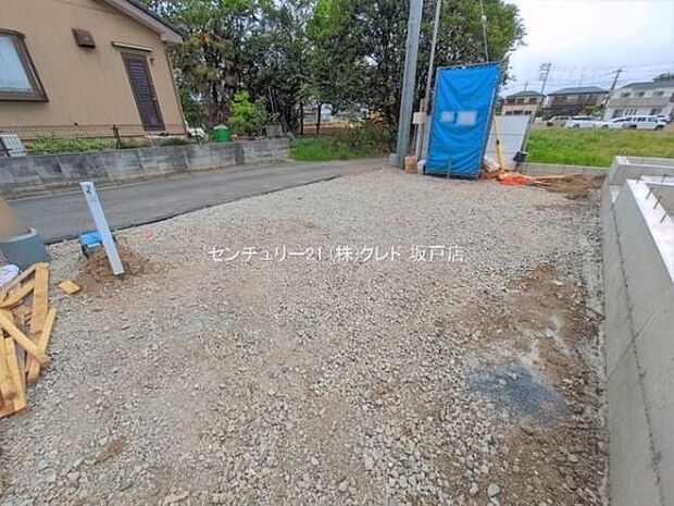 並列3台駐車可能なカースペース!将来の増車や来客時も対応しやすく便利です。