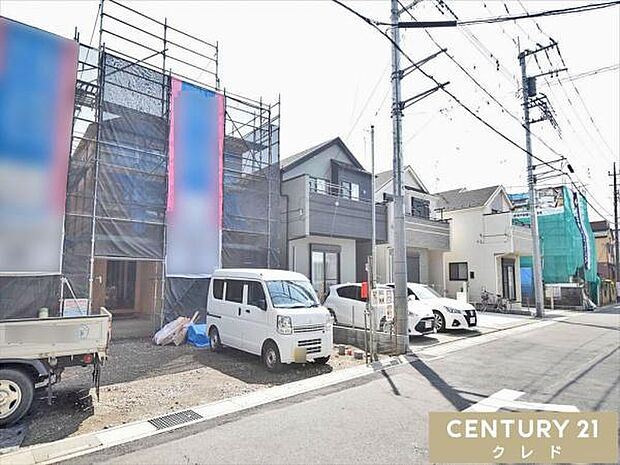 建物の骨組みとなる木材を設置し、基本的な構造を組み立てます。これにより建物の強度や耐震性を確保します。